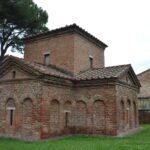 Mauzoleum Galli Placydii w Rawennie – zewnętrzna fasada z cegły z wczesnochrześcijańskimi łukami i dwuspadowymi dachami