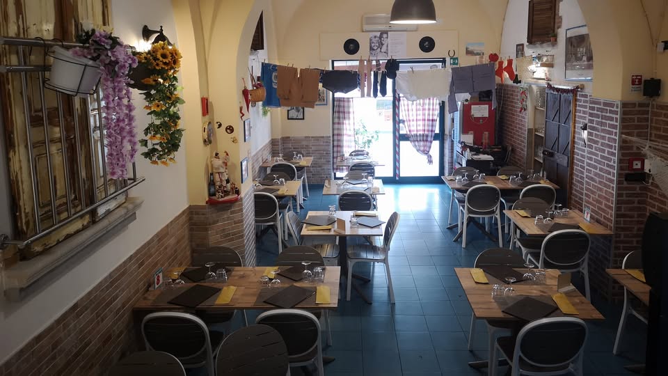 Gdzie zjeść w Termoli . Wnętrze restauracji La Sbirra.