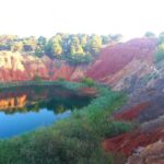 jezioro boksytowe w ortanto otoczone kolorowymi hałdami ziemi