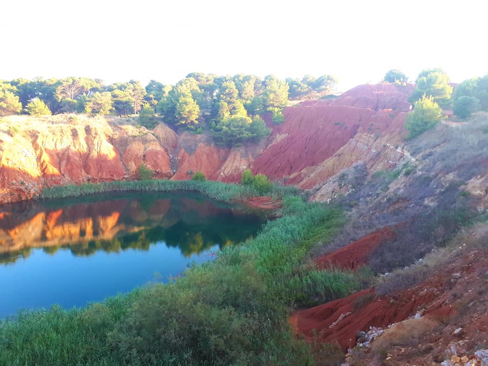 jezioro boksytowe w ortanto otoczone kolorowymi hałdami ziemi