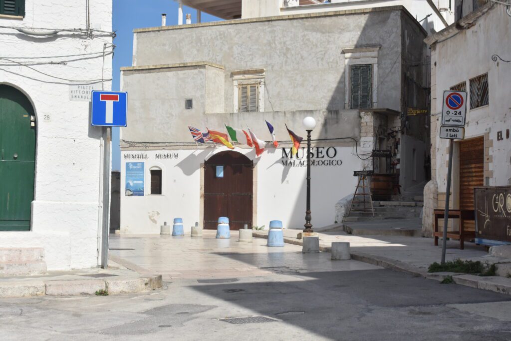 Mały budynek z brązowymi drewnianymi drzwiami.