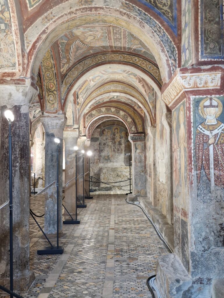 Krytpa św Magnusa w fraskami na ścianach