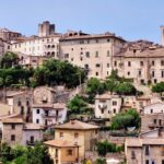 Panorama Narni – zabudowa starego miasta na zboczu wzgórza w Umbrii.”