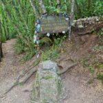 Geograficzny środek Włoch – kamienny słupek i tablica z życzeniami w lesie koło Narni.