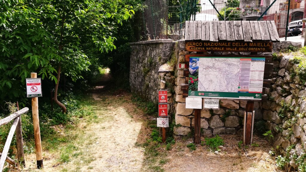 Wejście do rezerwatu Valle dell’Orfento w Parku Narodowym Majella we Włoszech – początek malowniczego szlaku przez zielony wąwóz w Abruzji.
