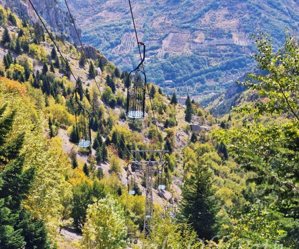 Zabytkowa kolejka linowa prowadząca do jaskini Grotta del Cavallone w Abruzji, z widokiem na górskie stoki i dolinę Majella poza utartym szlakiem w Abruzji