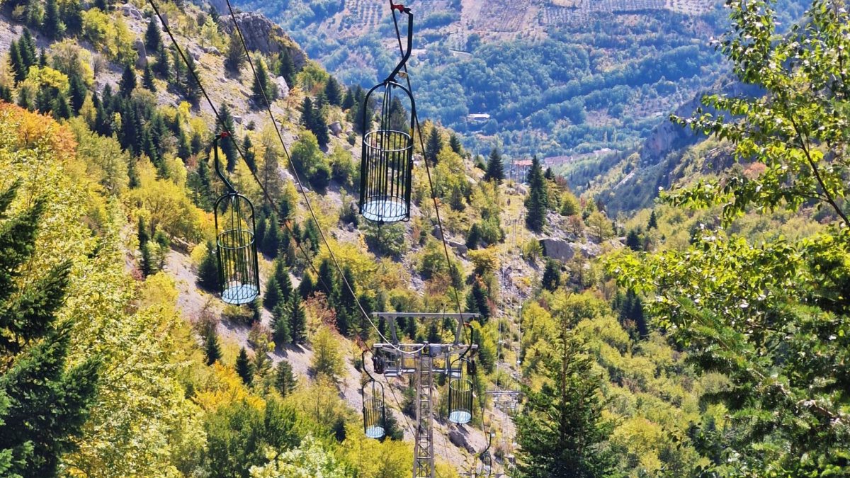 Zabytkowa kolejka linowa prowadząca do jaskini Grotta del Cavallone w Abruzji, z widokiem na górskie stoki i dolinę Majella poza utartym szlakiem w Abruzji