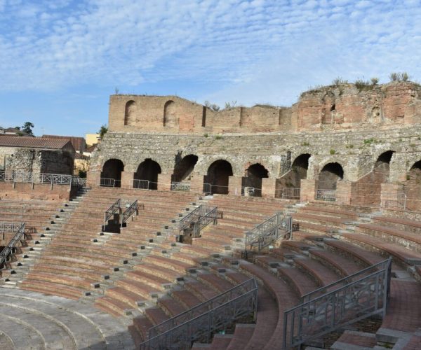 Starożytne rzymskie siedzenia i łuki w murach z czerwonej cegły Benewent