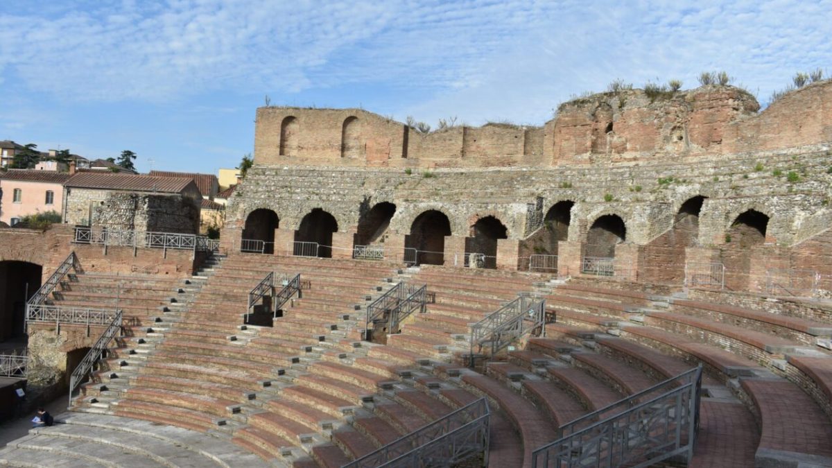 Starożytne rzymskie siedzenia i łuki w murach z czerwonej cegły Benewent