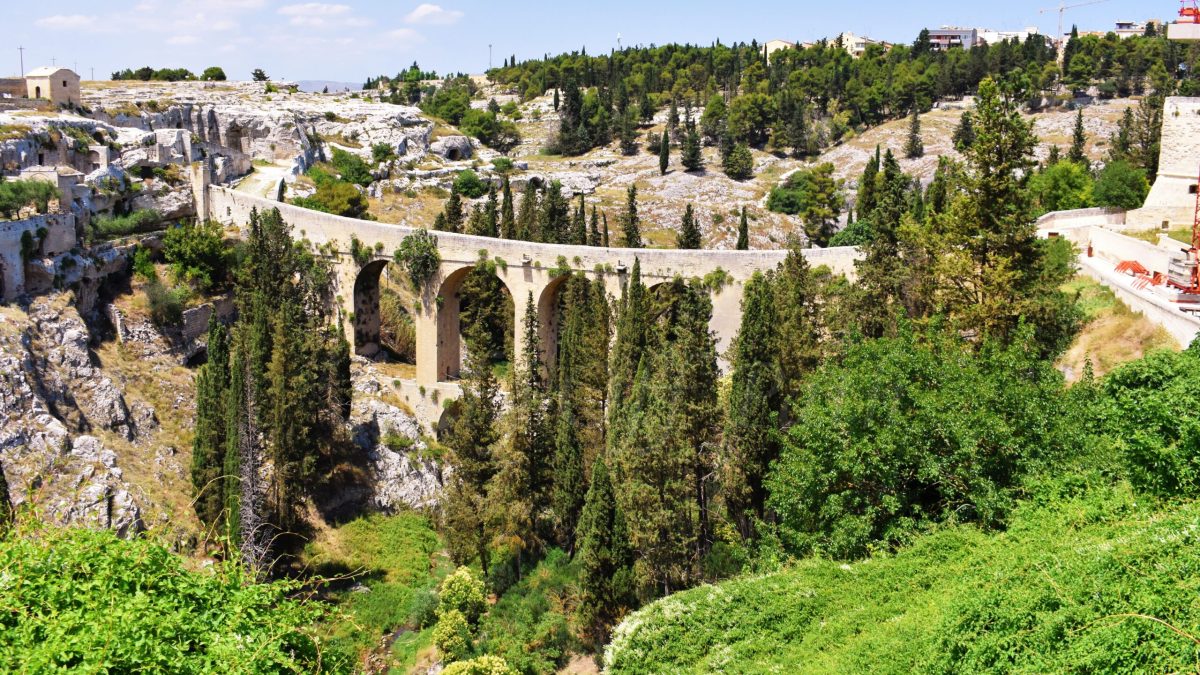 ponte-acquedotto-gravina-di-puglia-canyon.jpg